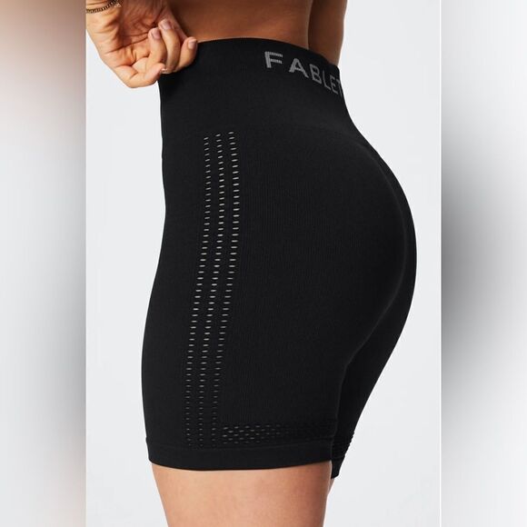 NWT! Fabletics Sync Seamless High-Waisted 6'' Short - Size Small - Black C34 - Picture 2 of 7